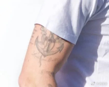 柠檬直播体育-贝克汉姆再遭打击,大布除掉了“爸爸”刺青,球星对长子的爱仍在|布鲁克林|大卫·贝克汉姆|妮可拉·佩尔茨|纹身|父亲_新浪娱乐_新浪新闻