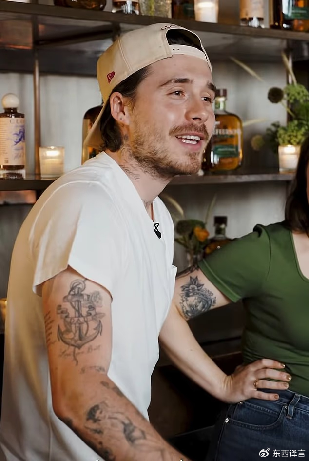 柠檬直播体育-贝克汉姆再遭打击,大布除掉了“爸爸”刺青,球星对长子的爱仍在|布鲁克林|大卫·贝克汉姆|妮可拉·佩尔茨|纹身|父亲_新浪娱乐_新浪新闻