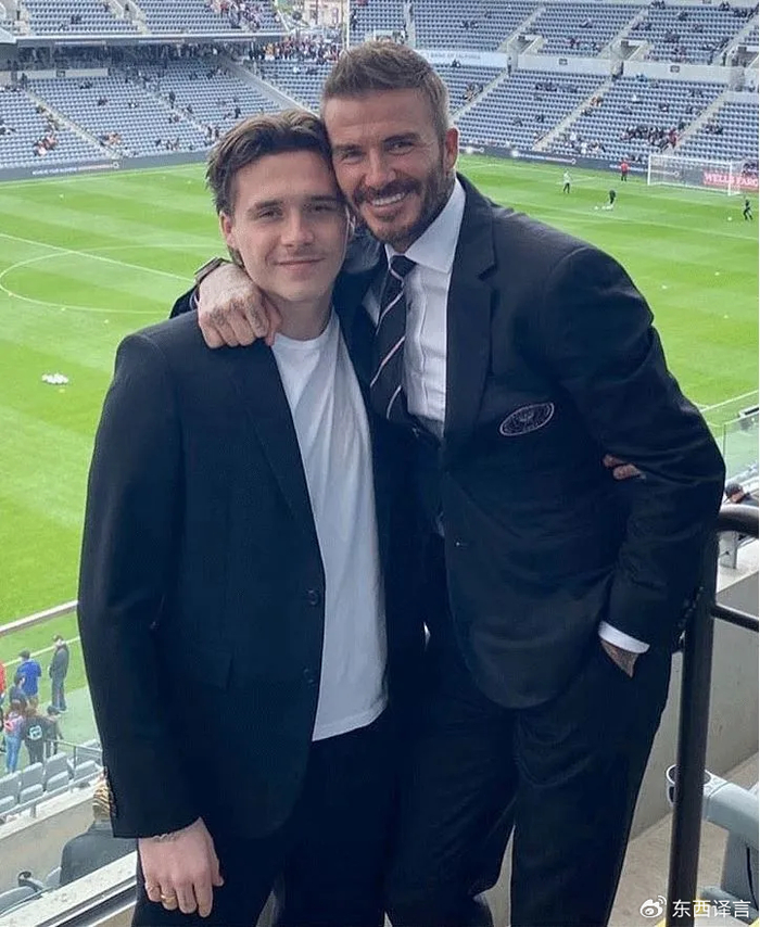 柠檬直播体育-贝克汉姆再遭打击,大布除掉了“爸爸”刺青,球星对长子的爱仍在|布鲁克林|大卫·贝克汉姆|妮可拉·佩尔茨|纹身|父亲_新浪娱乐_新浪新闻