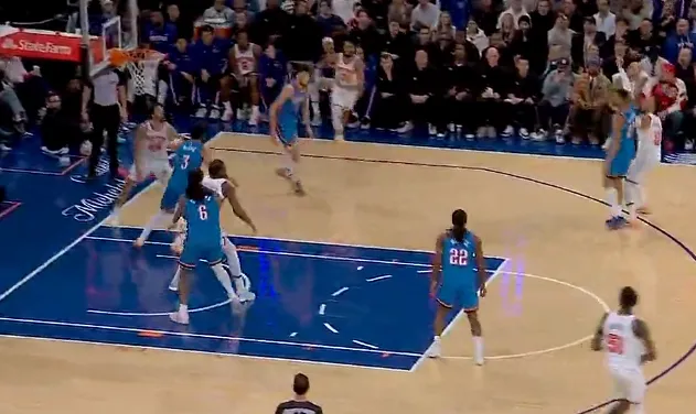 柠檬体育直播中超直播-布伦森强投三分颠进篮筐,尼克斯两节时间落后两位数后追平