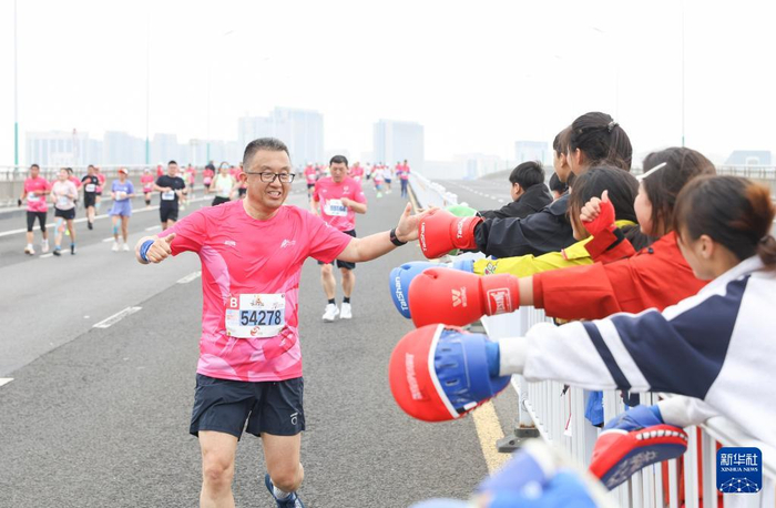 柠檬体育直播中超直播-2026淮安马拉松开跑|大运河|淮安站|江苏省|新华社|马拉松系列赛_新浪体育_新浪新闻
